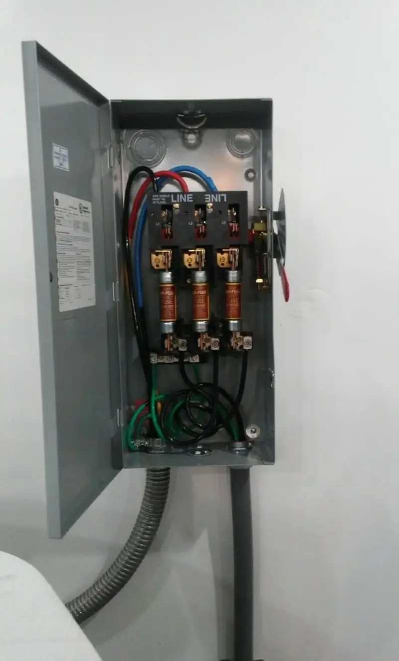 Three-phase disconnect switch installed for Smoke Detector Installation in Raymond